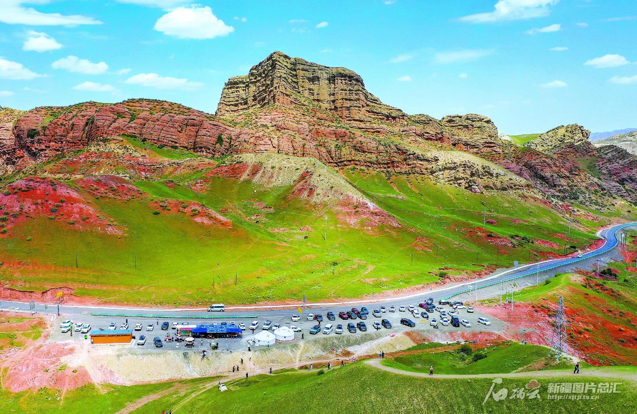5月13日,游客在呼图壁县境内的天山百里丹霞景区自驾旅游(无人机拍摄)