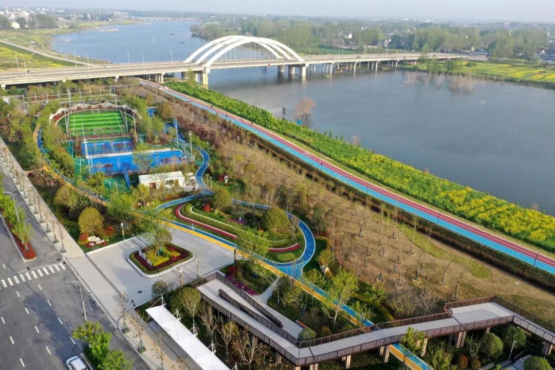 亳州市蒙城县涡河城市公园运动场和健身步道.胡卫国 摄