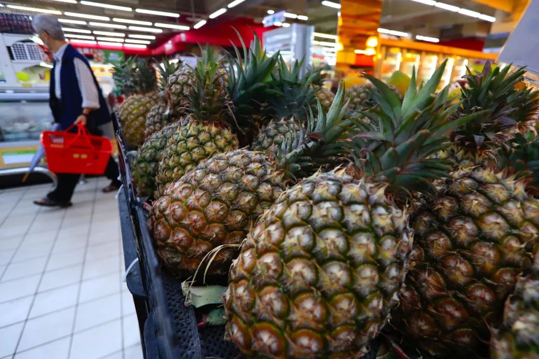资料图片:2021年3月5日,台北市,台北一家超市里货架上的菠萝.