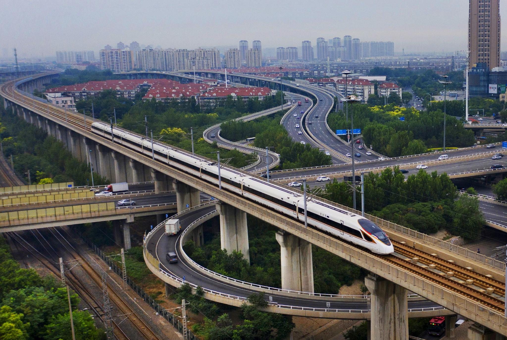 复兴号动车组行驶在京津城际铁路上.杨宝森 摄