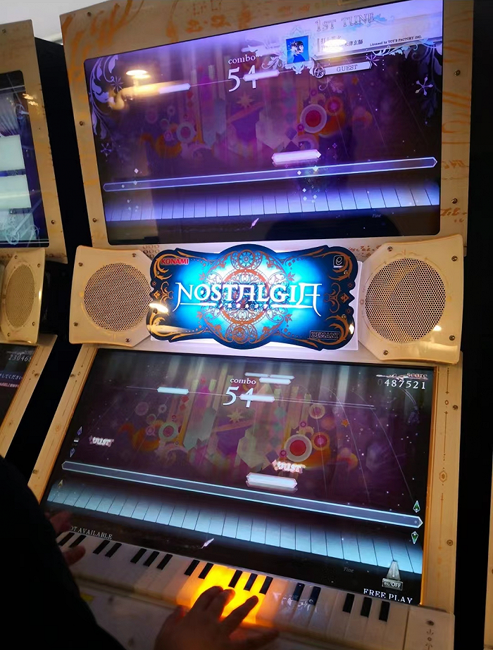 极音一共有两层,一楼摆满了《maimai》(国服译名"舞萌"),《groove