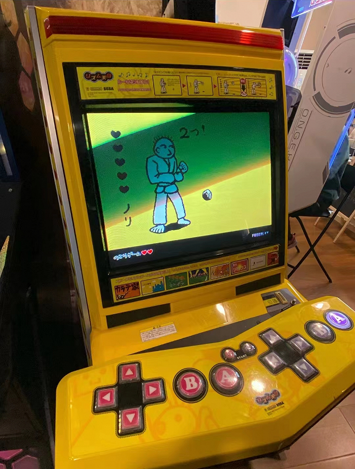 极音一共有两层,一楼摆满了《maimai》(国服译名"舞萌"),《groove