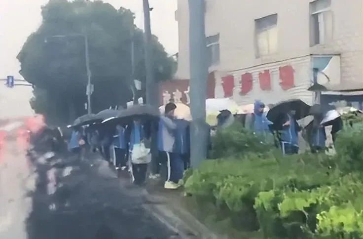 光明日报时评:下雨天学校不到点不开门,对吗?|光明日报|学校|家长|校门口|规则_新浪新闻