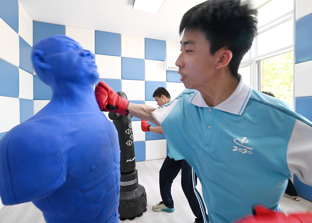 5月24日,河北邯郸,磁县第一中学的高三学生在校园心理宣泄室减压.