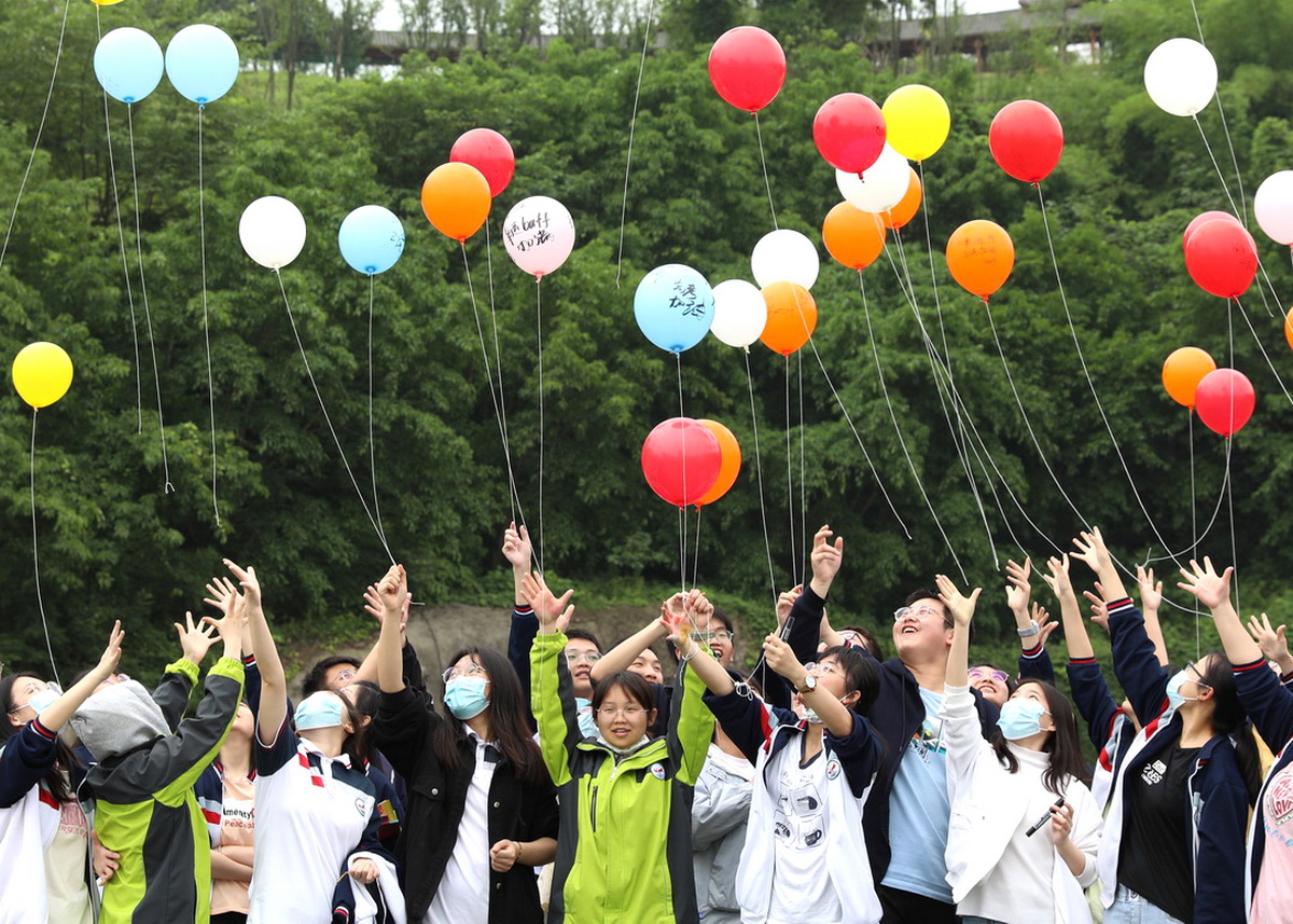 5月23日,四川广安,武胜中学的高三学生放飞气球,快乐迎高考.