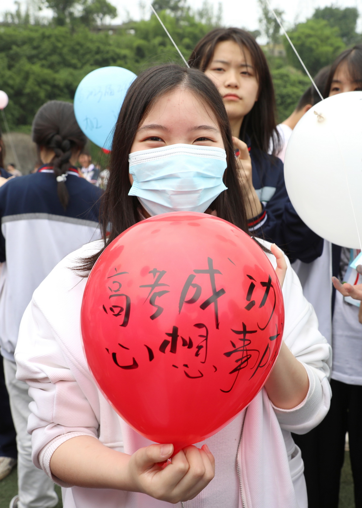 5月23日,四川广安,武胜中学的高三学生在气球上写下祝福与愿望准备