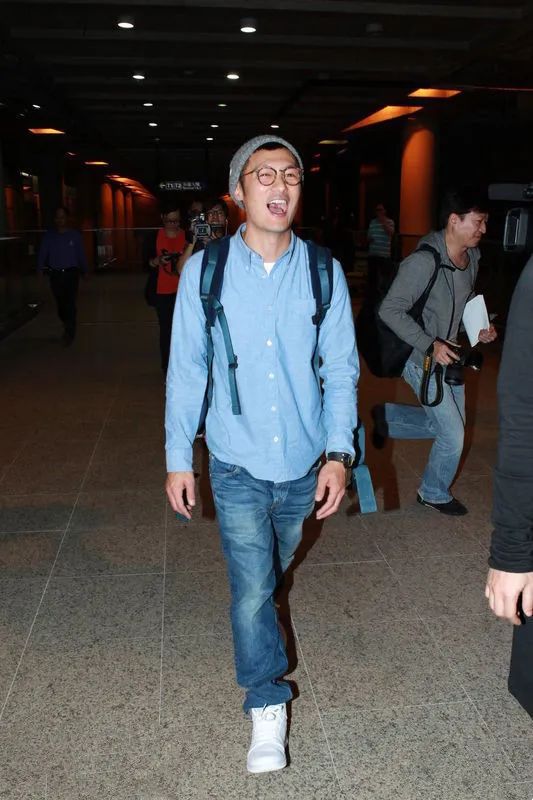 想当年两人在伦敦旅游被网友拍到机场和散步的糊照,之后被各大媒体