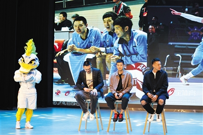 霹雳鸭、朱彦西、方硕和翟晓川（从左至右）在首钢赛季答谢会现场。新京报记者 王飞 摄