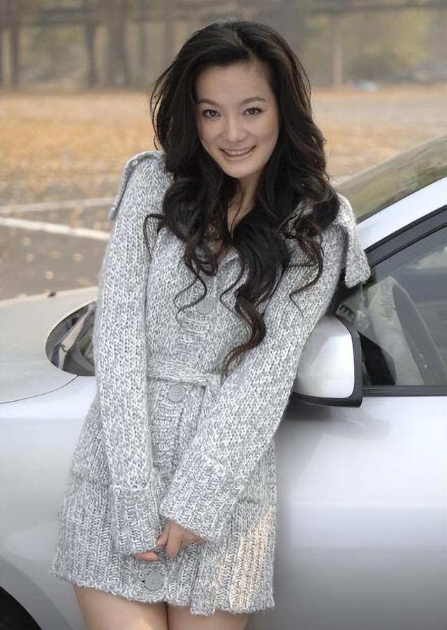 48岁于震曝全家福,小13岁老婆貌美似少女,仨娃如复制粘贴神似爸__财经