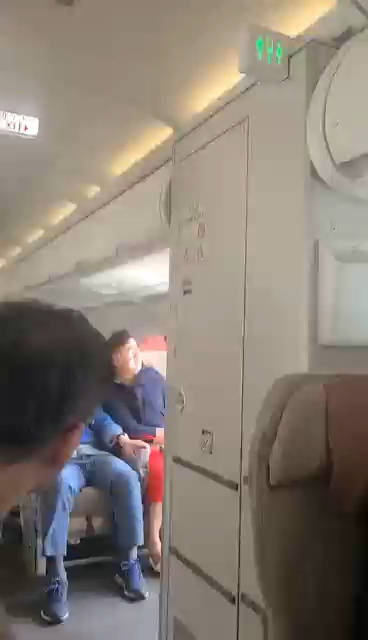 韩亚A321舱门空中打开事件的其他角度_新浪新闻