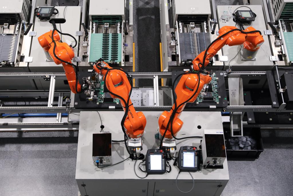 5月22日,在杭州紫光恒越"未来工厂",机械臂在工作中.