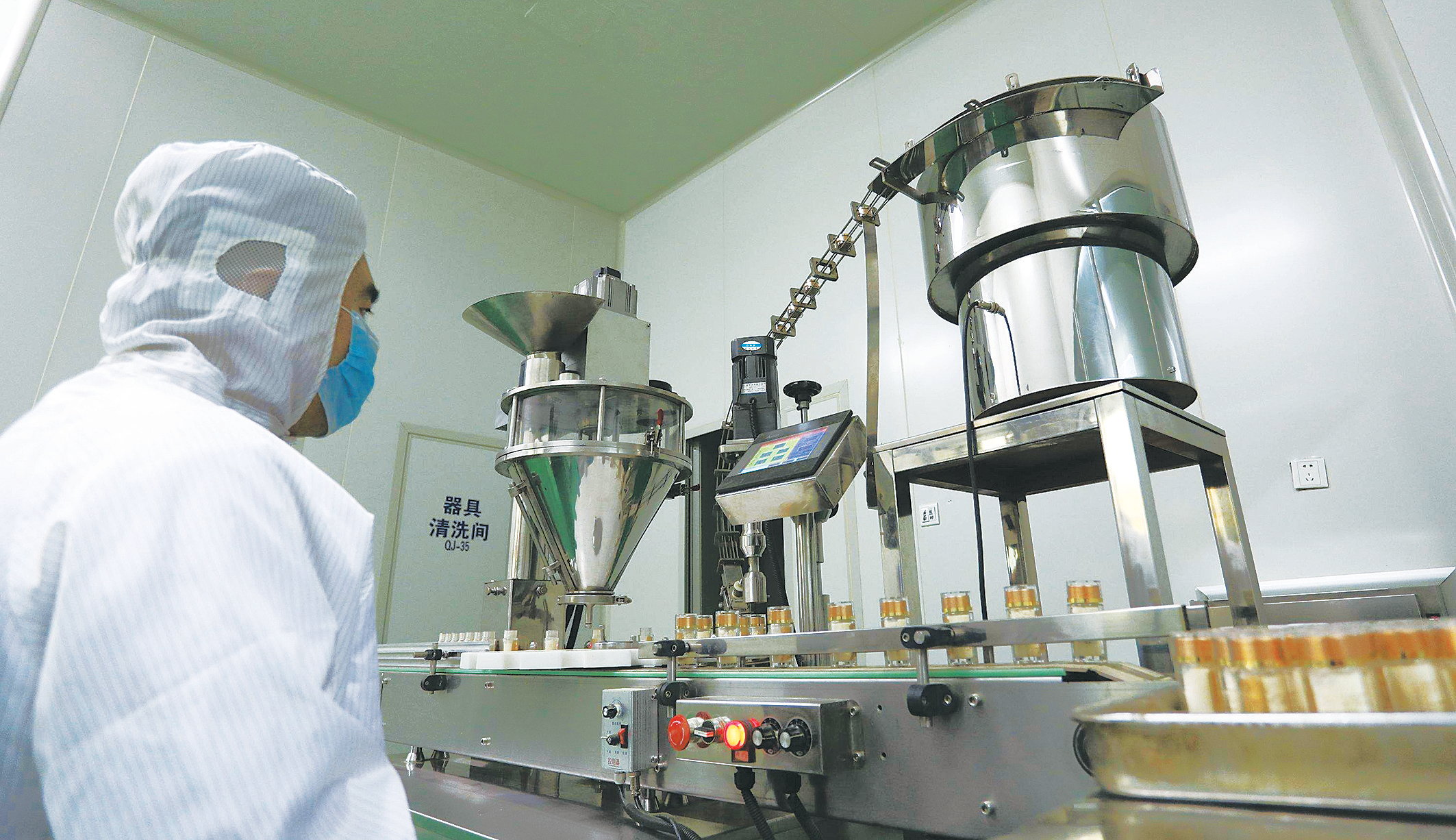 青海蓝稞农牧科技有限公司工人在生产青稞系列产品。丁玉梅 摄