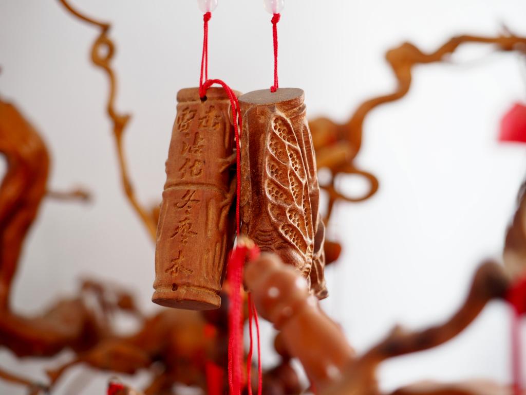 枣木雕刻非遗工坊内的冬枣木挂件.新华社记者高天 摄