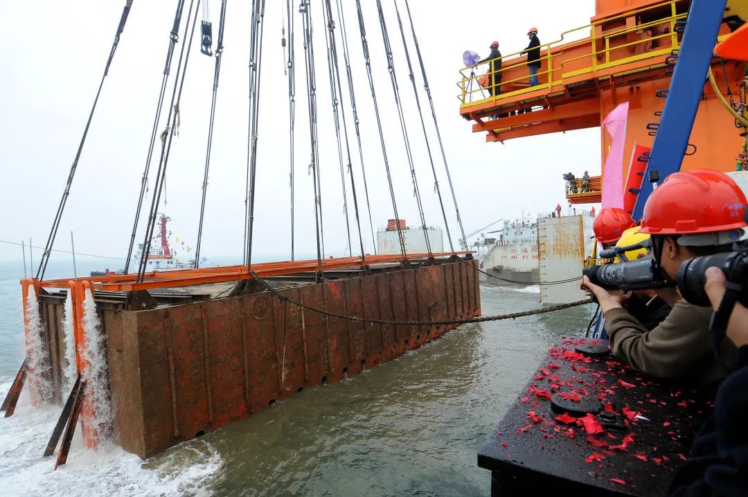 2007年12月22日，随着“南海Ⅰ号”沉箱底梁露出水面，在水中沉睡800多年的古沉船成功出水。图片来源：视觉中国