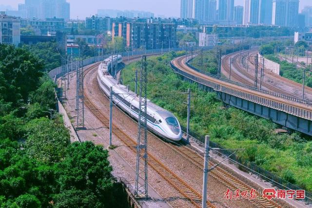 动车组列车行驶在衡柳线柳州段 通讯员 黄凤娟 摄