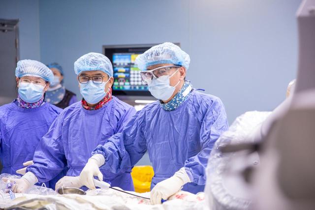 专家团队为8岁患儿植入无导线心脏起搏器。瑞金医院 陈钧 摄