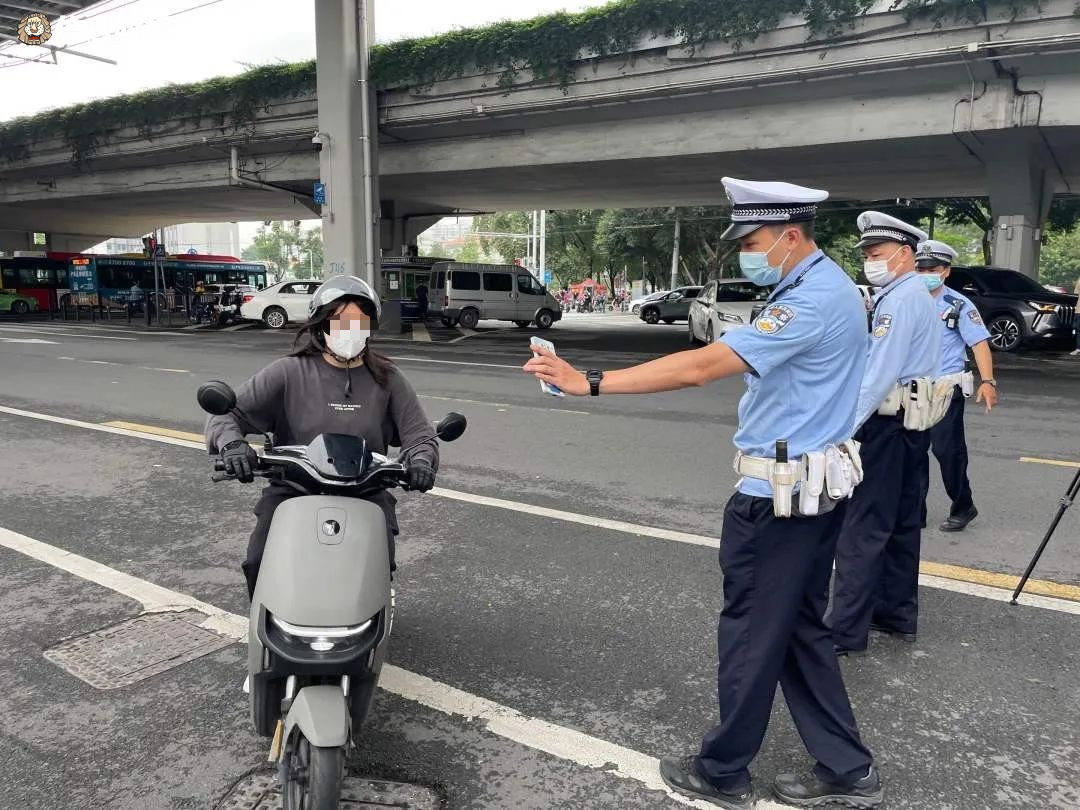 对未登记上牌仍上道路行驶的电动自行车,广州交警依法予以处罚