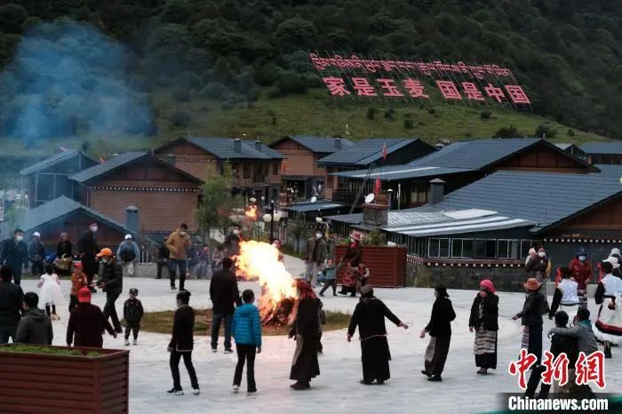 图为2021年8月5日,西藏自治区隆子县玉麦乡民众围着篝火欢快地跳锅庄