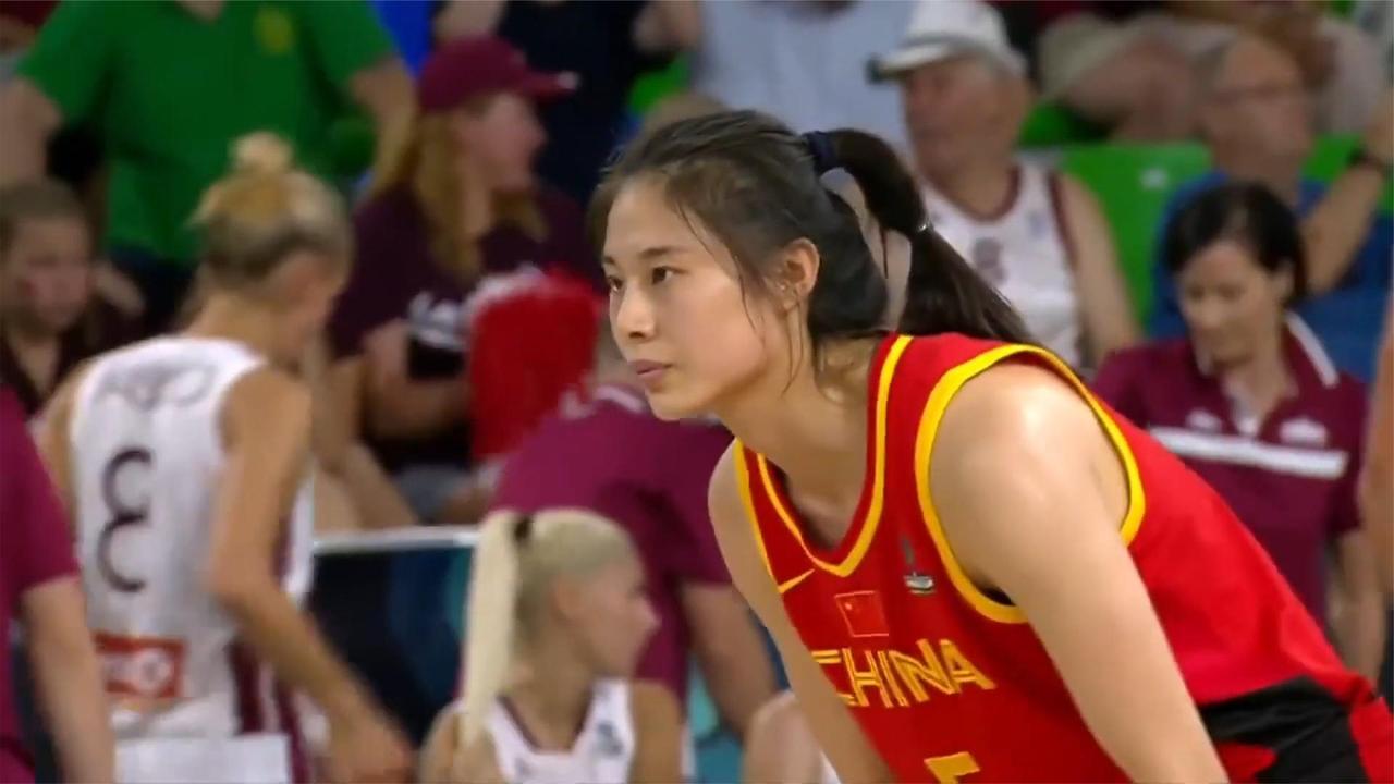 又美又能打!中国女篮轰6比0小高潮,王思雨眼神专注,侧颜绝美|王思雨_新浪新闻