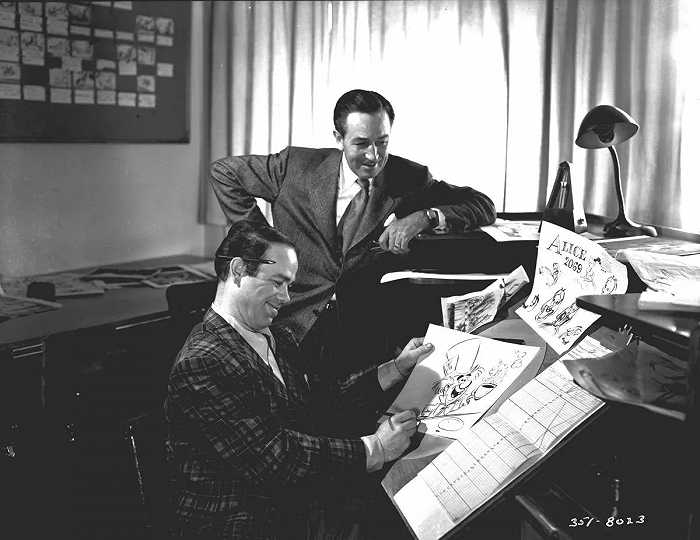 华特·迪士尼（右）与20岁就加入迪士尼公司的动画师Ward Kimball（左）