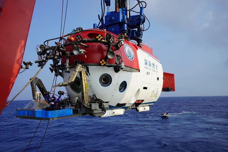  正在进行南海西北陆坡一号沉船第一次考古调查的“深海勇士”号。图片来源：中国科学院深海科学与工程研究所