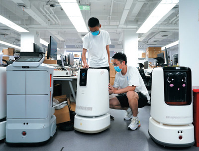 在北京某商用机器人公司,服务机器人应用技术员进行产品参数设置