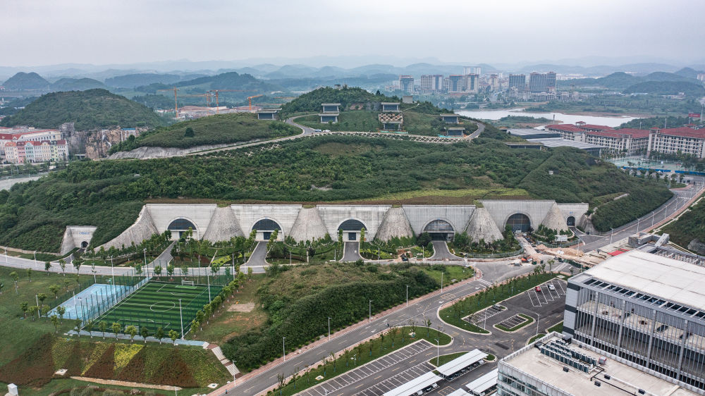 这是已投入运营的腾讯贵安七星数据中心(5月23日摄,无人机照片).
