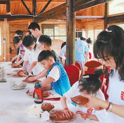 游客们在参加陶艺研学活动。盛巧荣摄