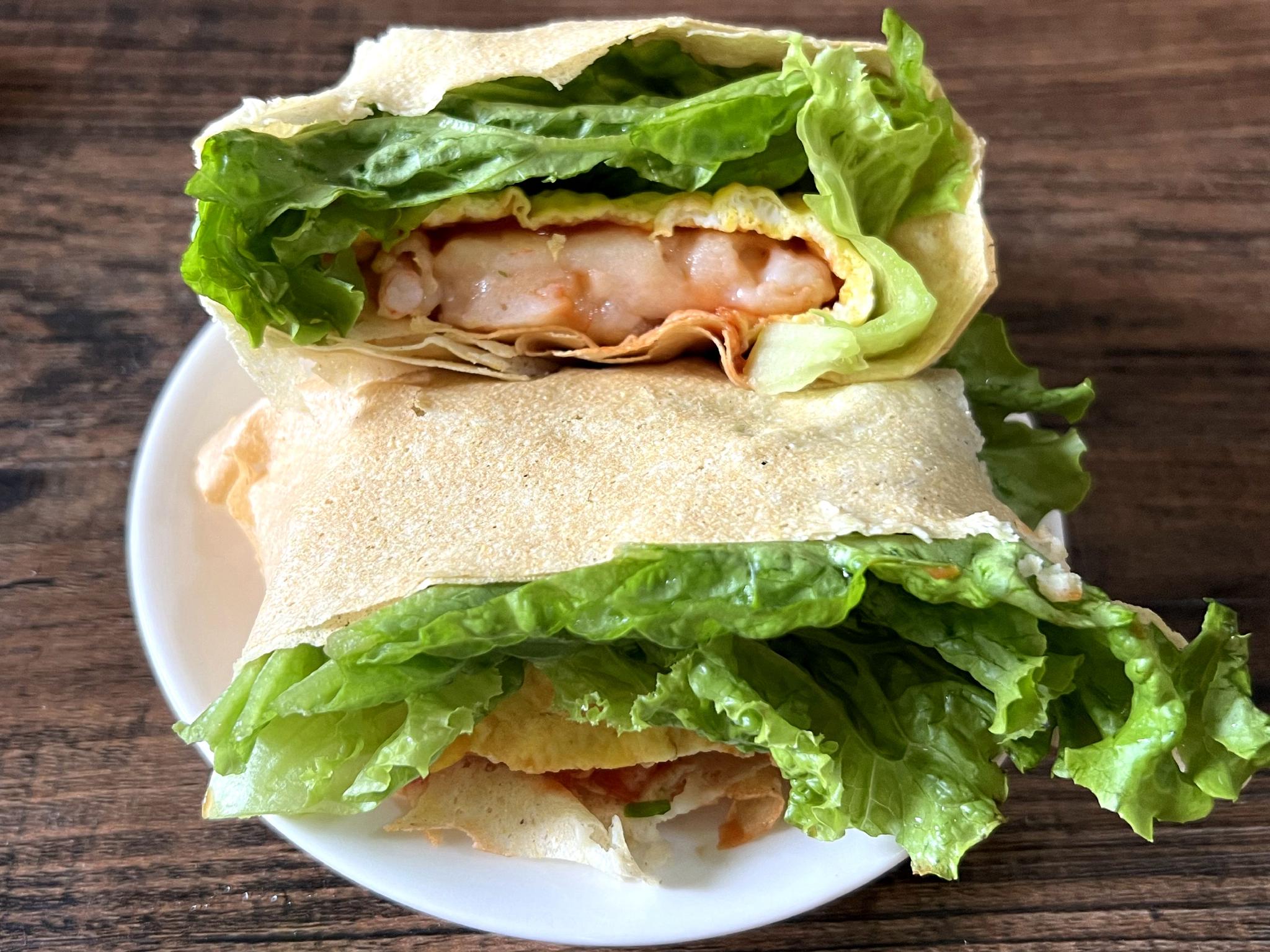 晒晒妈妈做的煎饼卷,荤素搭配刚合适,营养健康好吃,外面买不到