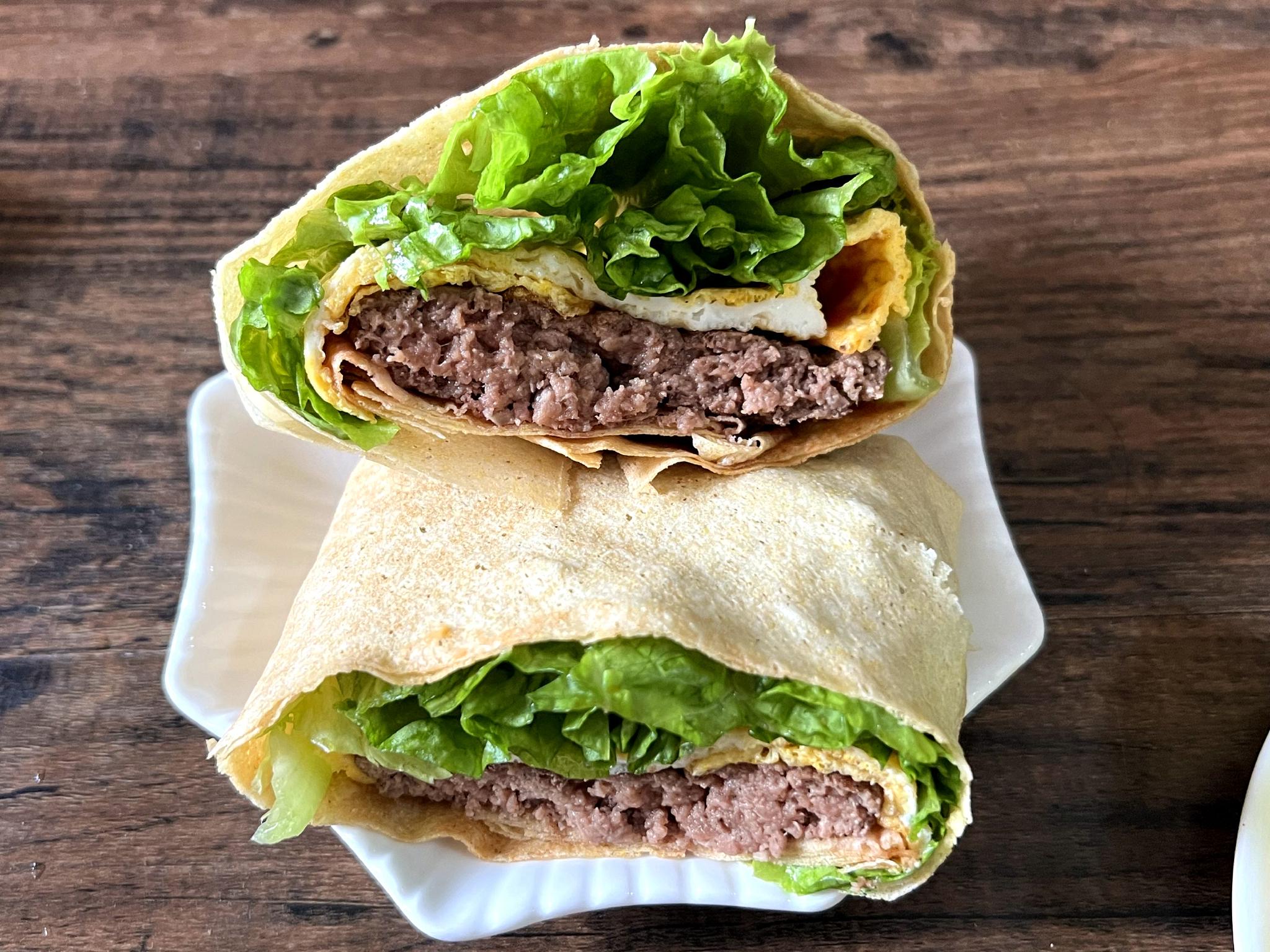 晒晒妈妈做的煎饼卷,荤素搭配刚合适,营养健康好吃,外面买不到