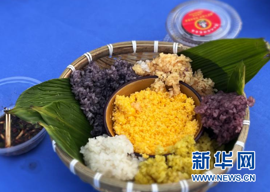 当地特色美食五彩糯米饭.新华网发(陈星星摄)