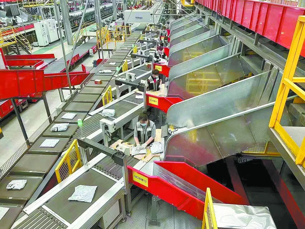 在顺丰华北分拨区石家庄高开中转场,工作人员正在加紧