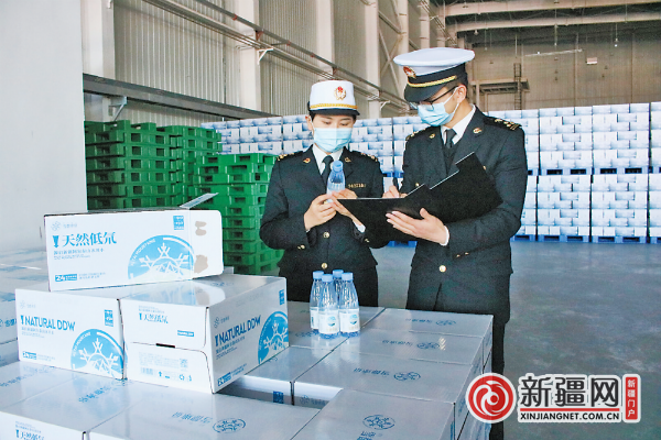阿勒泰海关关员走进新疆雪都冰川水有限公司查验出口的矿泉水.