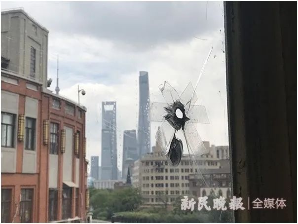 上海邮政大楼3楼东侧窗户上仍有一处74年前留下的、“永不修复”的弹孔（新民晚报记者 李若楠/摄）