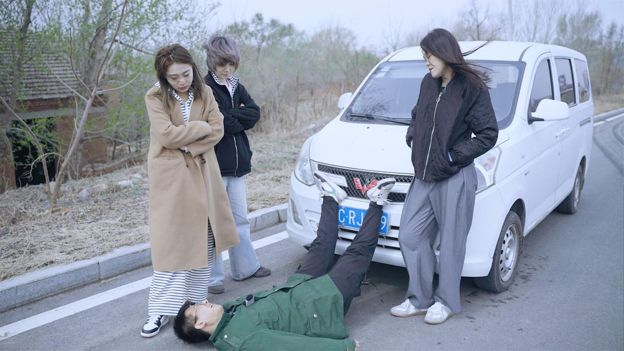 小伙碰瓷遇到三个美女，没想碰到硬茬子，钱没讹到反被敲诈|敲诈|碰瓷_新浪新闻