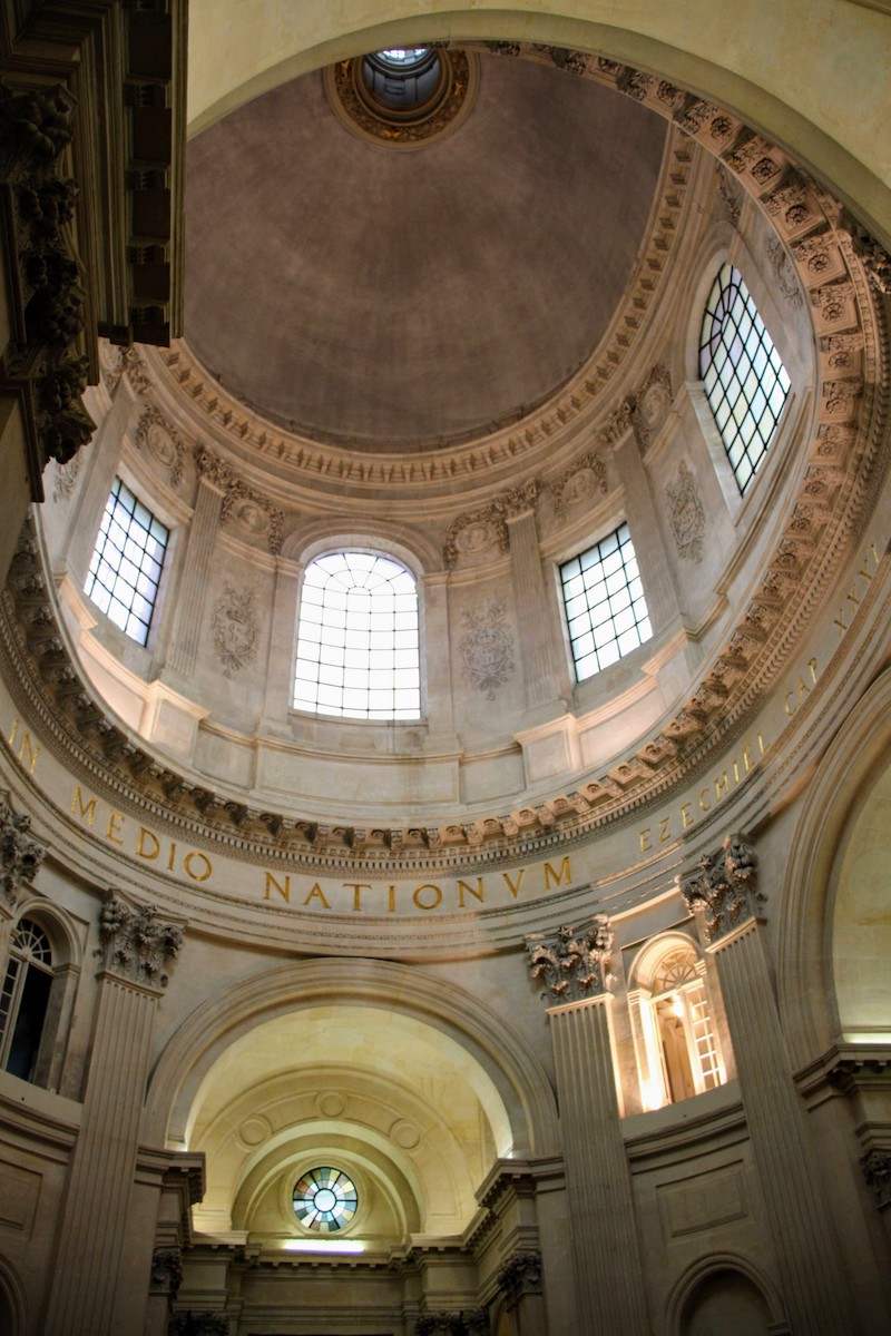 在法兰西学会（Institut de France，即法国五大学术院所在地）穹顶下