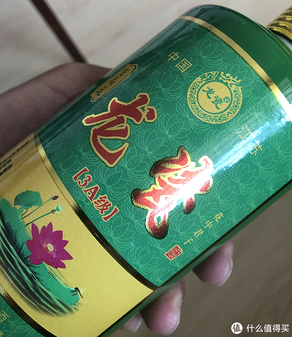 龙瓷金荷花浓香型白酒