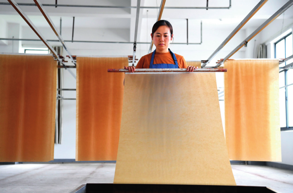 工人在安徽黄麓镇纸笺加工技艺传习基地作业(2022 年 9 月 8 日摄)