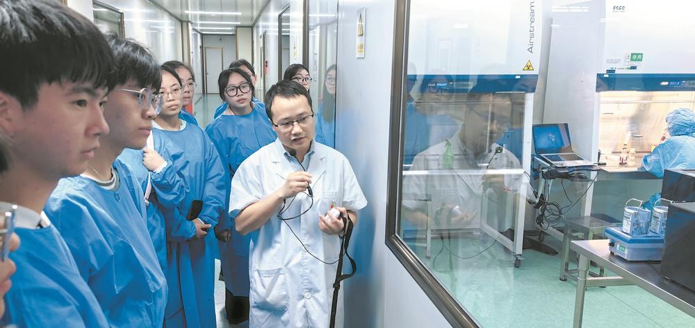 工作人员带领师生参观干细胞实验室