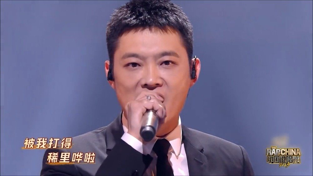 老舅董宝石又上热搜了!回顾宝石老舅《电梯战神》!|中国说唱巅峰对决|宝石Gem|说唱|脏字|巅峰_新浪新闻