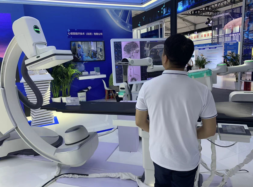 中关村首款机器人介入亮相手术国产论坛