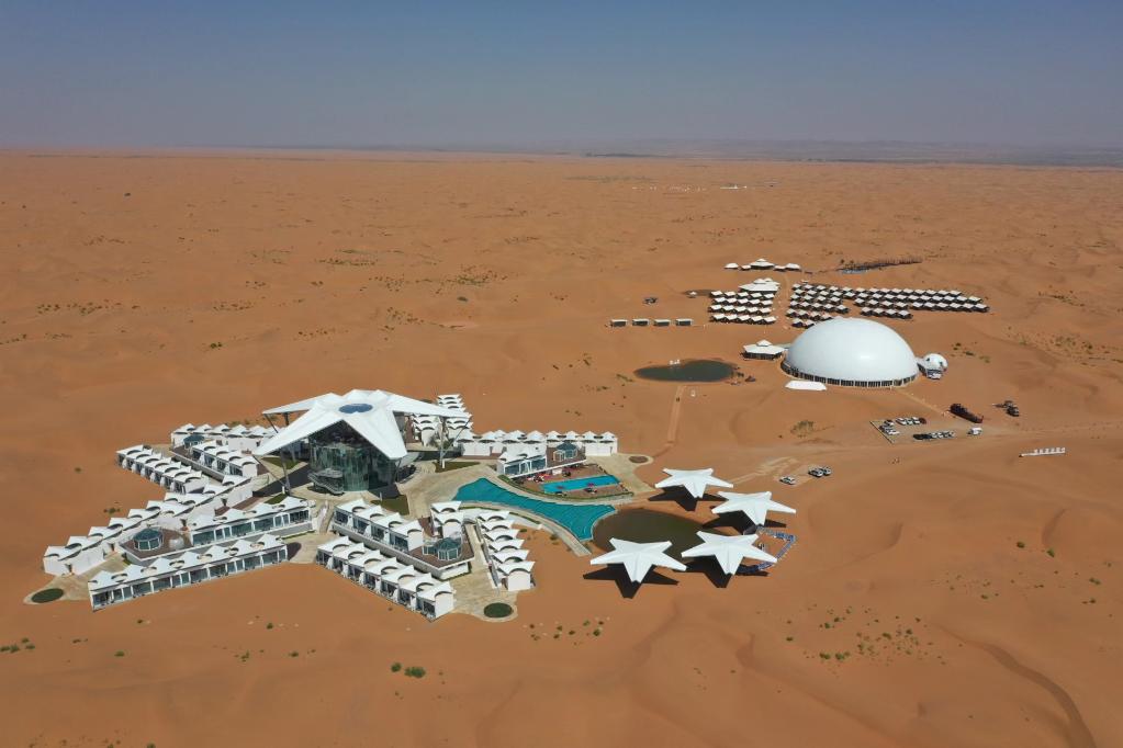 从空中俯瞰沙漠星星酒店.新华社记者 张亮 摄