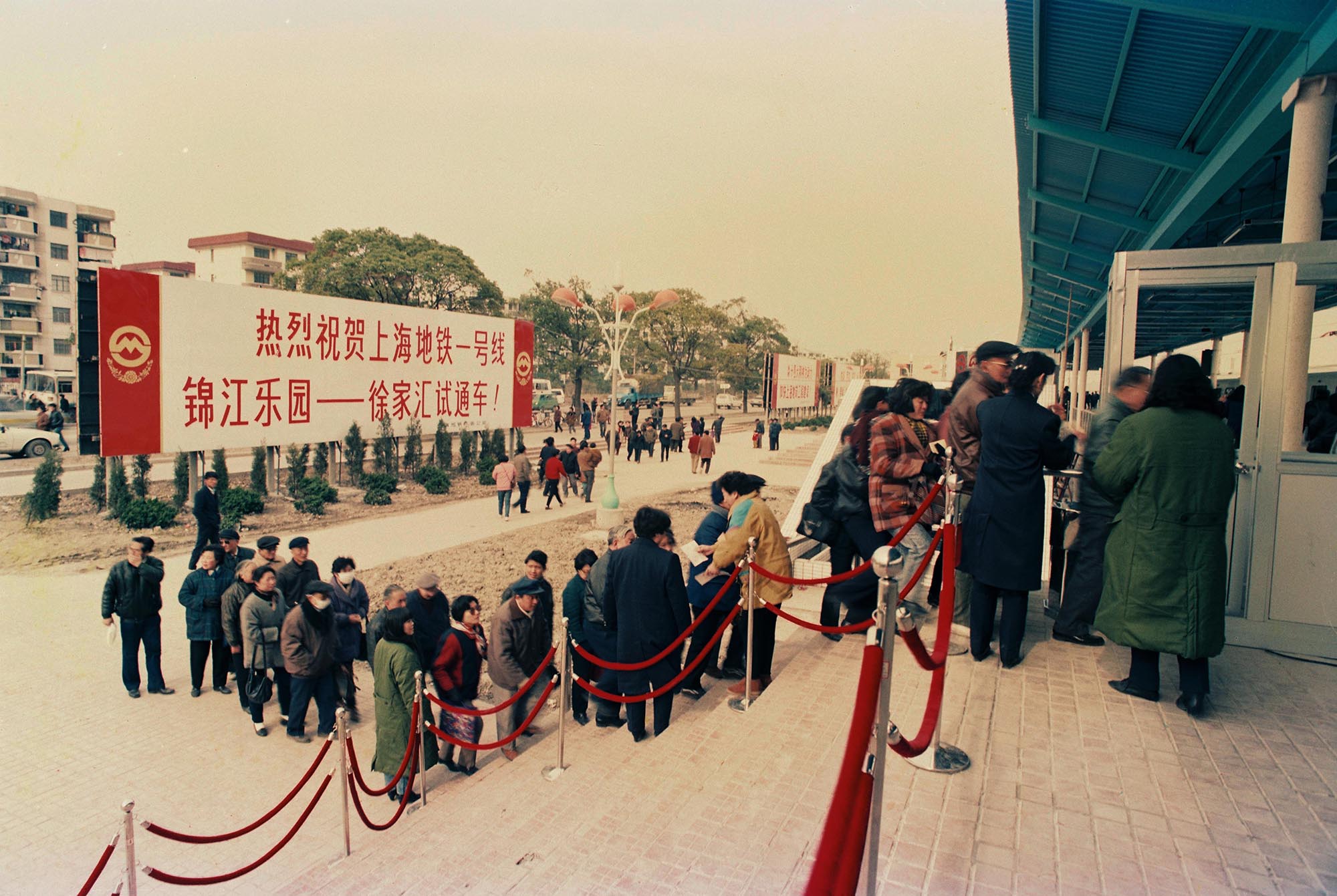 回望30年前的今天，上海地鐵1號線開通 - 新浪香港