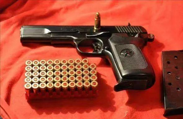 是为替代54式手枪而研制的,经过不断地完善和研发,推出了军用和警用两