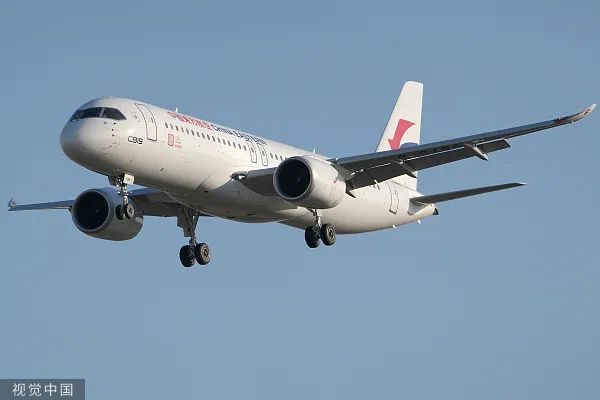 2022年12月26日,东航涂装c919国产大飞机抵达首都国际机场.