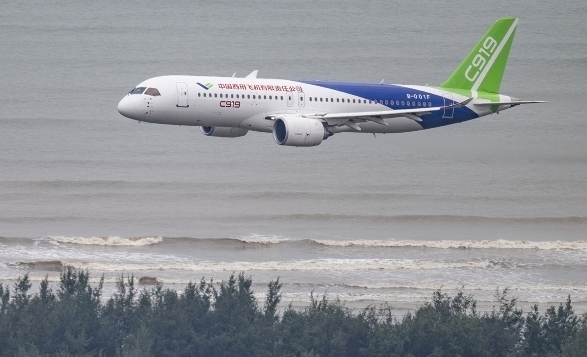 2022年11月7日,国产c919在珠海航展上展示超低空飞行.