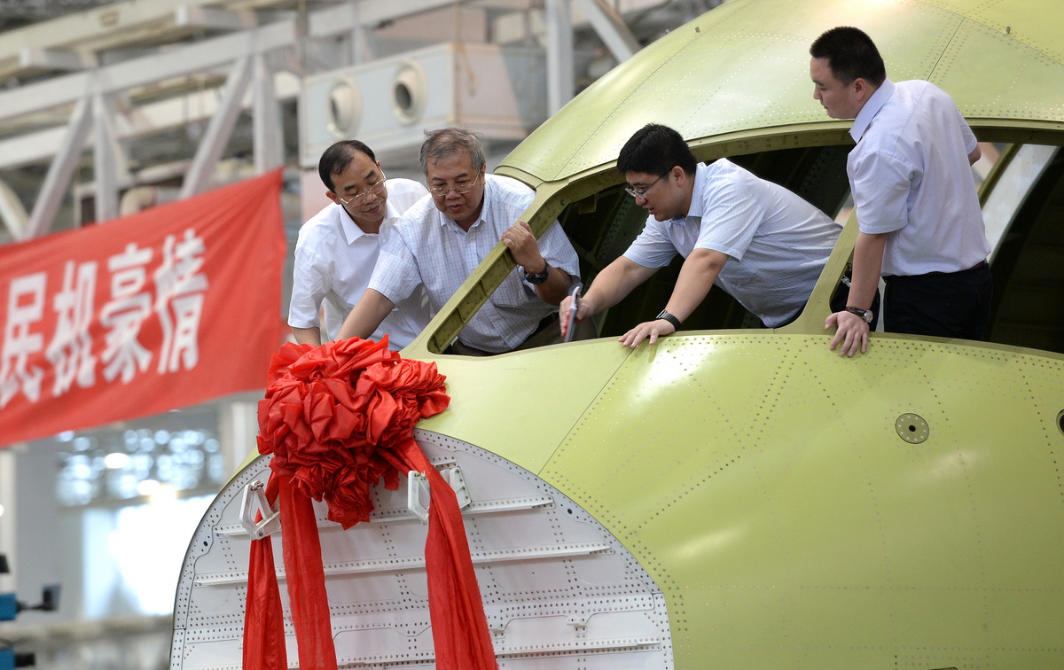 成都,在c919首架机头下线仪式上,c919大型客机总设计师吴光辉(左二)