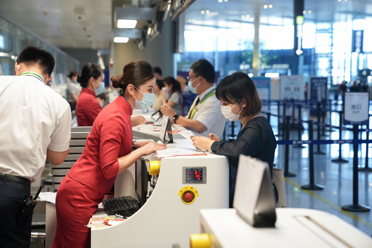 5月28日,旅客在上海虹桥国际机场航站楼办理登机手续.