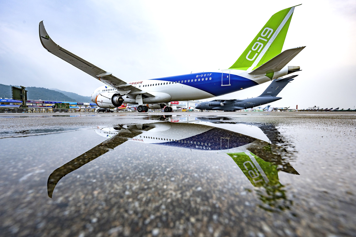 2022年11月5日,广东珠海,c919飞机停在机位上.