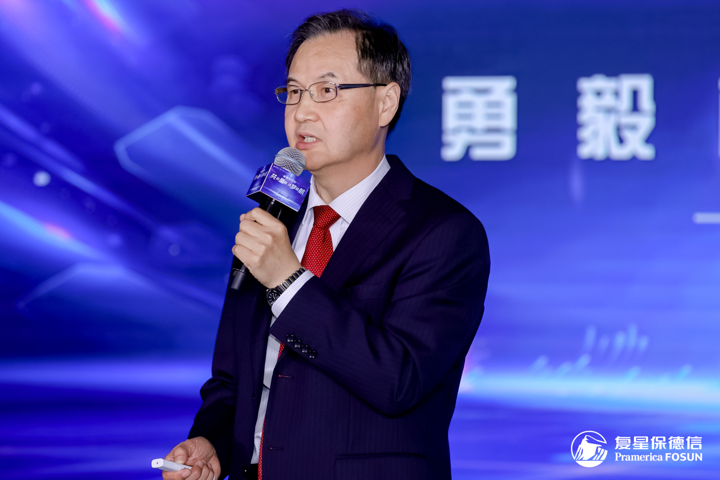 图为原教育部驻洛杉矶总领馆教育组参赞衔领事袁东先生